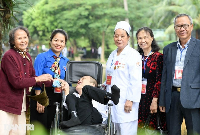 [ẢNH] Đoàn 400 tấm gương sáng thầm lặng vì cộng đồng vào Lăng viếng Bác