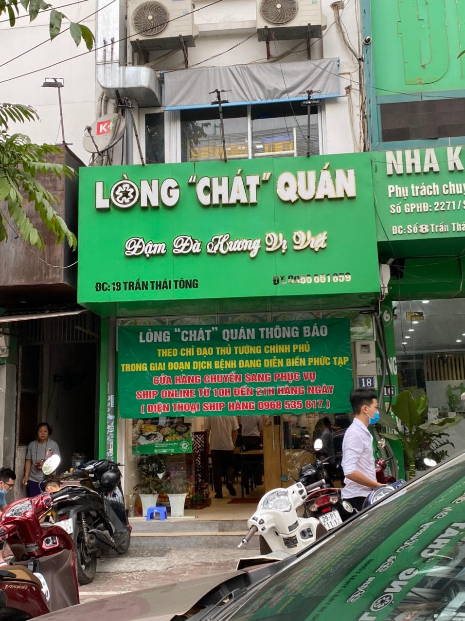 Một quán ăn trên đường Trần Thái Tông treo biển rõ phục vụ "online". Ảnh: L.A..