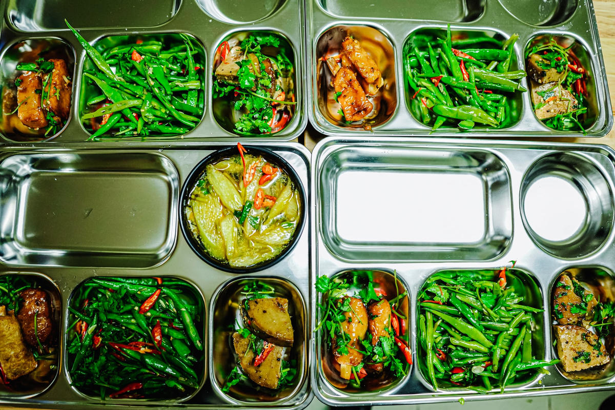 Thời gian đầu, quán chủ yếu phục vụ mấy món ăn chay đơn giản, như giò, nem, thịt đều được làm từ nấm.