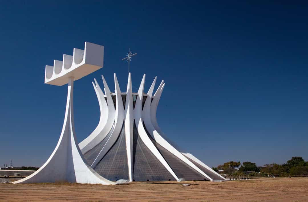 Nhà thờ Brasilia, Brazil - Bên trong nhà thờ với 4 quả chuông, một hồ nước phản chiếu và tác phẩm điêu khắc của các thiên thần treo trên trần nhà bằng kính màu.  