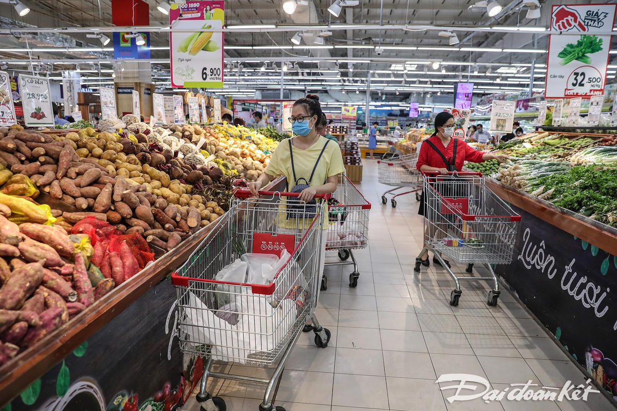 [ẢNH] Thực phẩm, đồ thiết yếu sẵn hàng, người dân Thủ đô không nên tích trữ