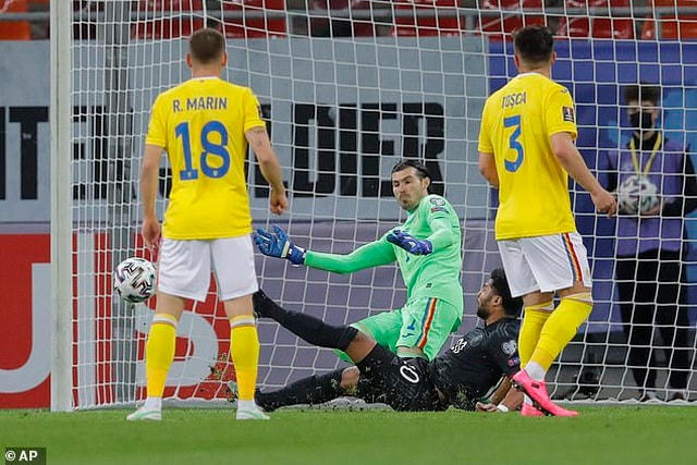 Gnabry ghi bàn thắng duy nhất giúp Đức hạ Romania.  
