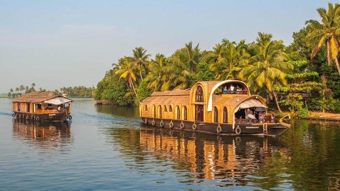Những nhà hàng di động trên sông ở Kerala. Ảnh: CNN.