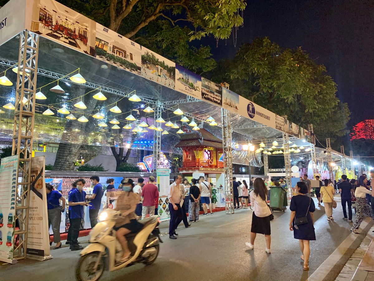 Không gian gian hàng của các đơn vị thu hút đông đảo thực khách.