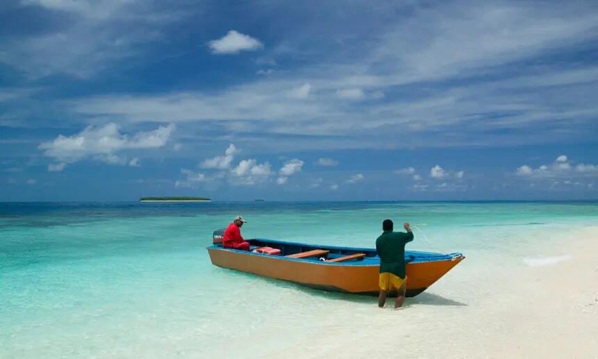 Hai thợ đánh cá người Tuvaluan chuẩn bị ra khơi trên đảo Tepuka. Ảnh: Ashley Cooper / Corbis / Getty Images.