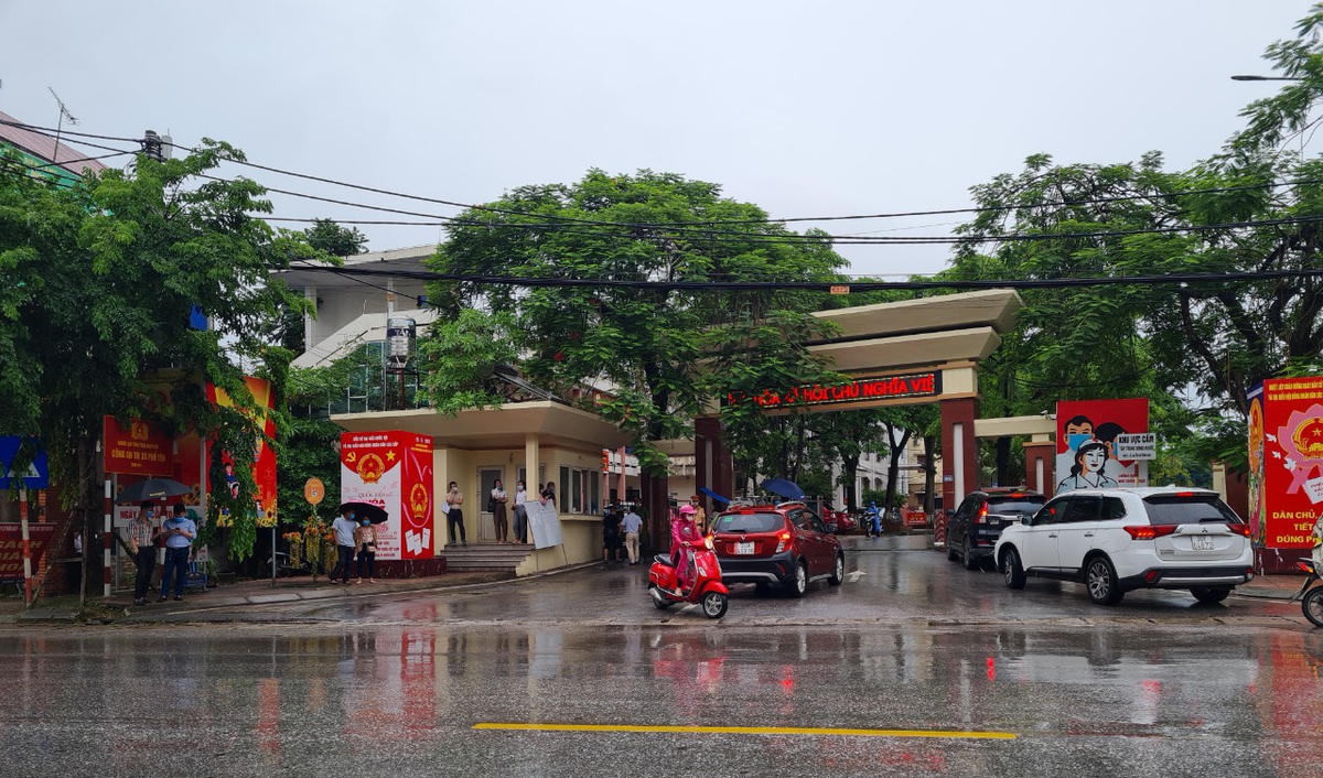 Dưới trời mưa tầm tã, nhưng từ sáng sớm ngày 24/6, hàng trăm người đã đổ về UBND Thị xã Phổ Yên để tham gia buổi đấu giá đất.