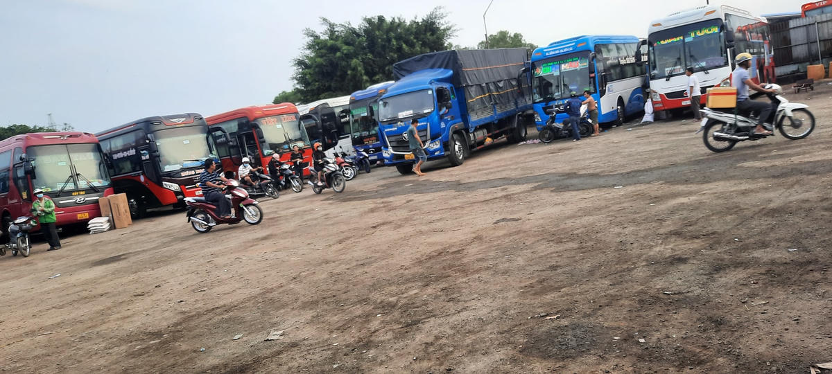 Bên trong bến 397 vẫn có hàng chục chiếc xe chở hàng hoá
