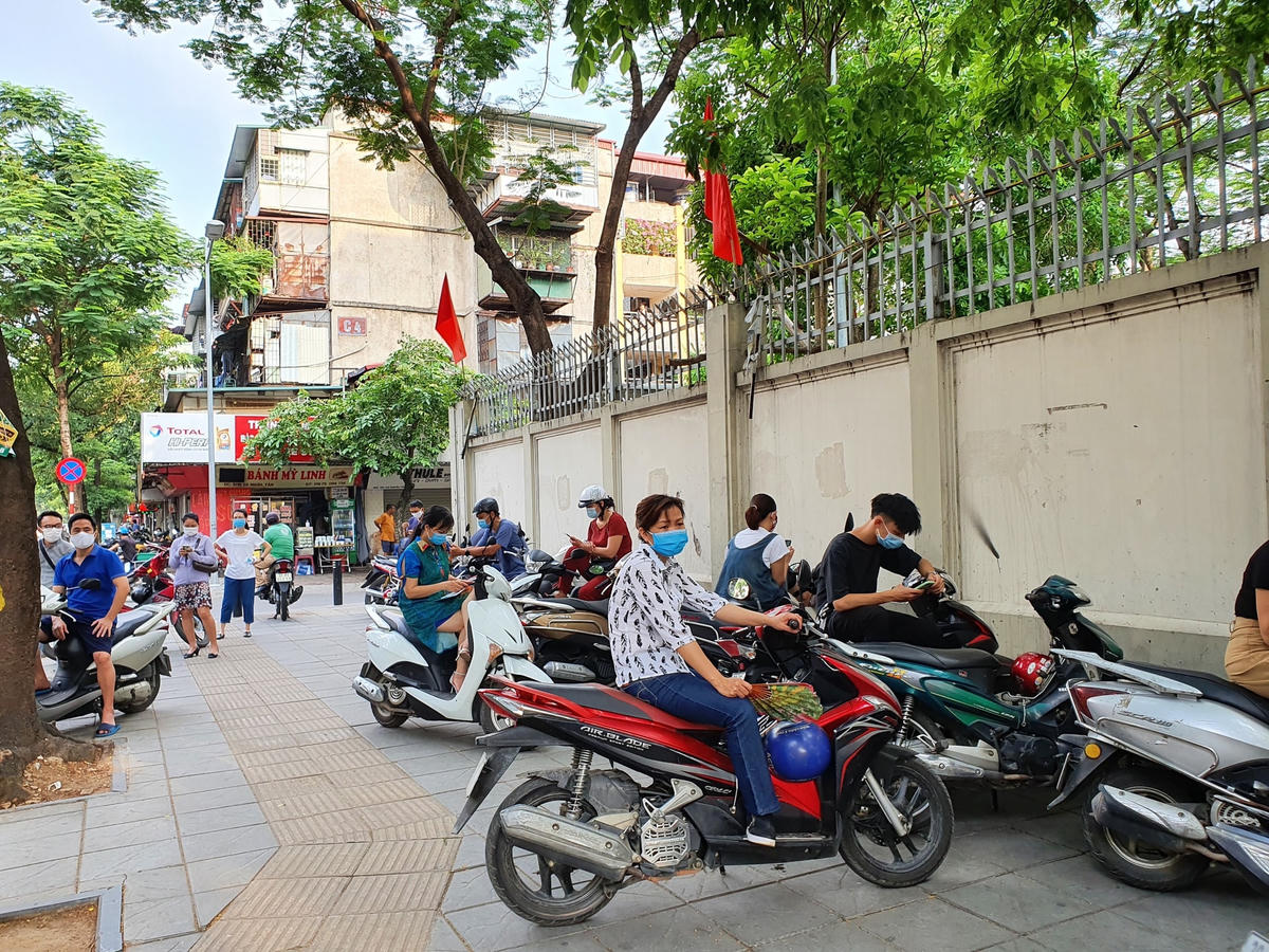 Phụ huynh chờ đợi phía bên ngoài khu vực thi. 