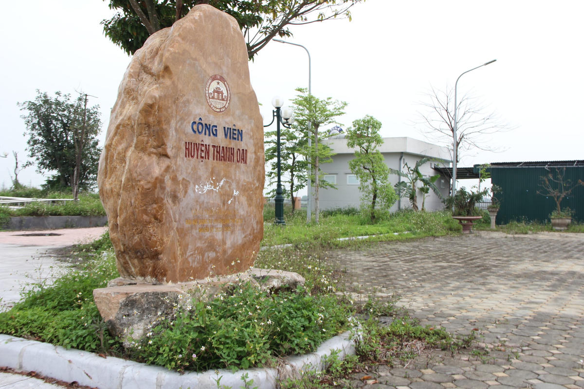 Dự án quảng trường, công viên cây xanh Thanh Oai sau gần hai năm hoàn thành bị bỏ hoang, nhếch nhác cỏ mọc um tùm.
