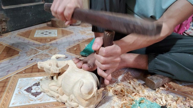 Những chú trâu bằng gỗ được nhiều người chơi ưa chuộng trước thềm bước sang năm Tân Sửu.