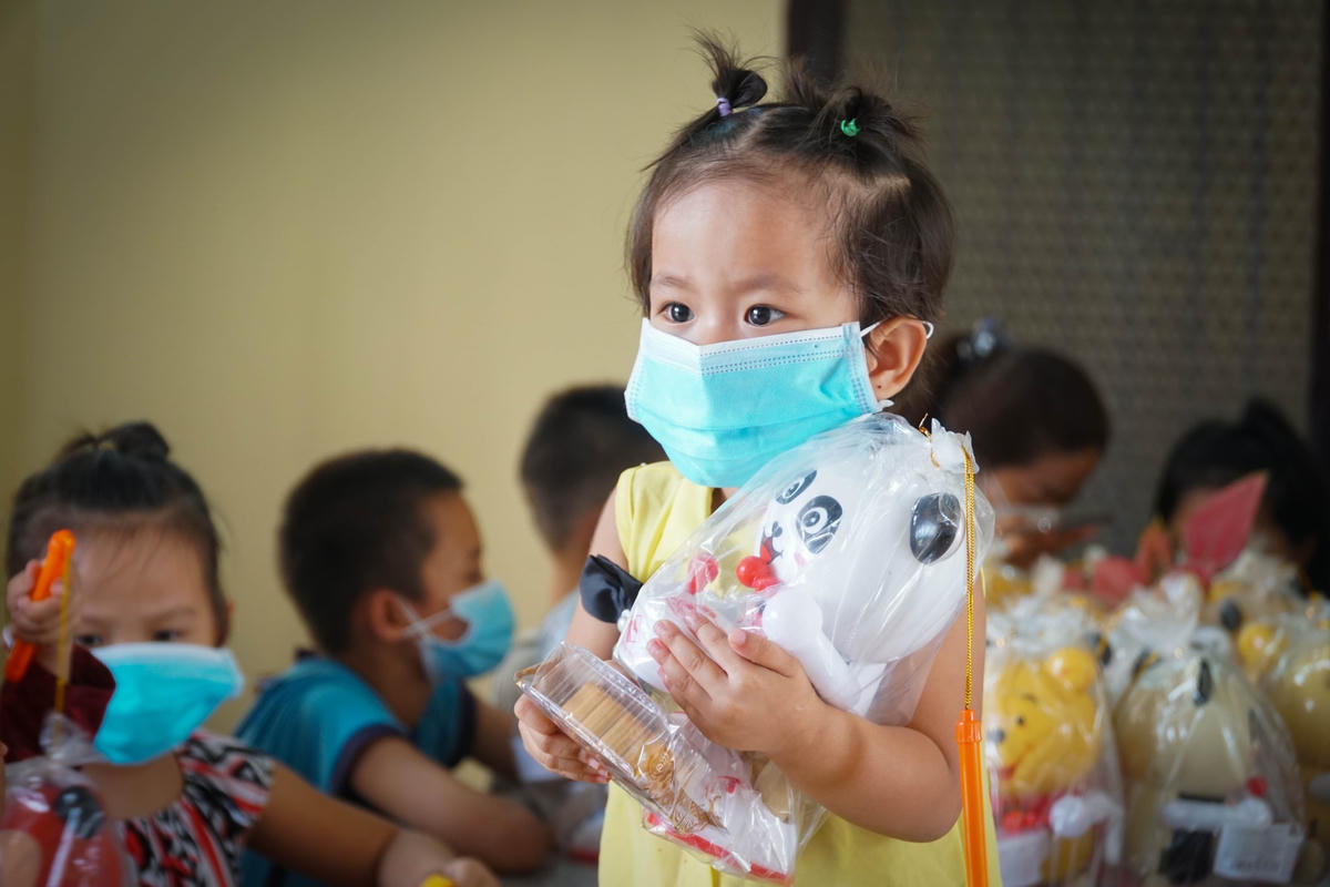 Niềm vui và hạnh phúc khi được nhận quà trung thu của các em khiến nhiều người xúc động.