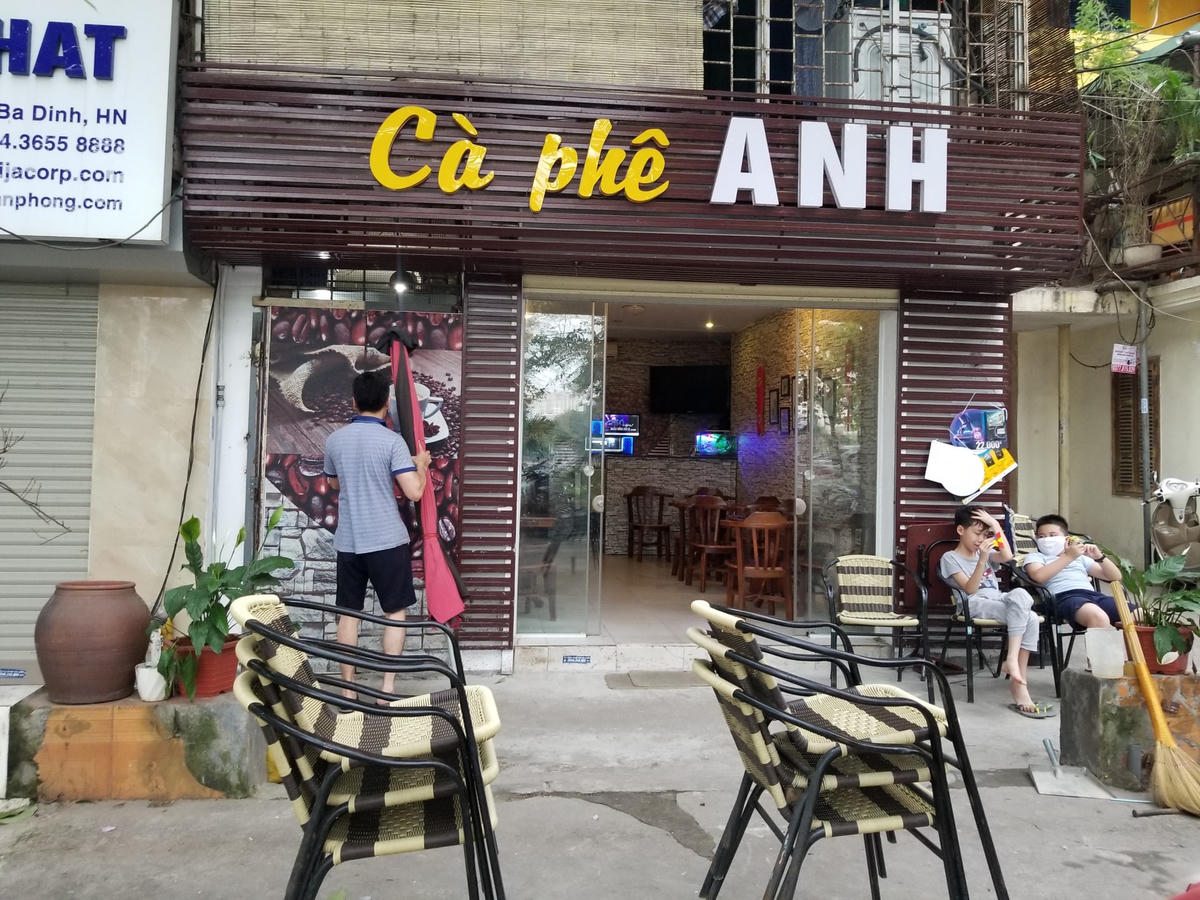 Nhân viên tại một quán cà phê trên đường Giảng Võ đang thu dọn đồ đạc.