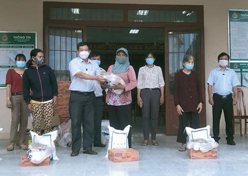 MTTQ huyện Tánh Linh trao quà cho các hộ nghèo.