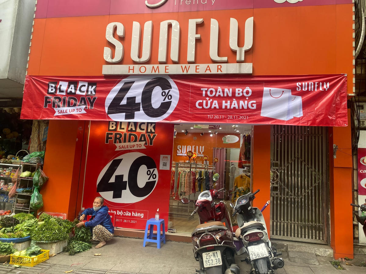 Hưởng ứng Black Friday, nhiều cửa hàng đã chạy chương trình khuyến mại hấp dẫn. 
