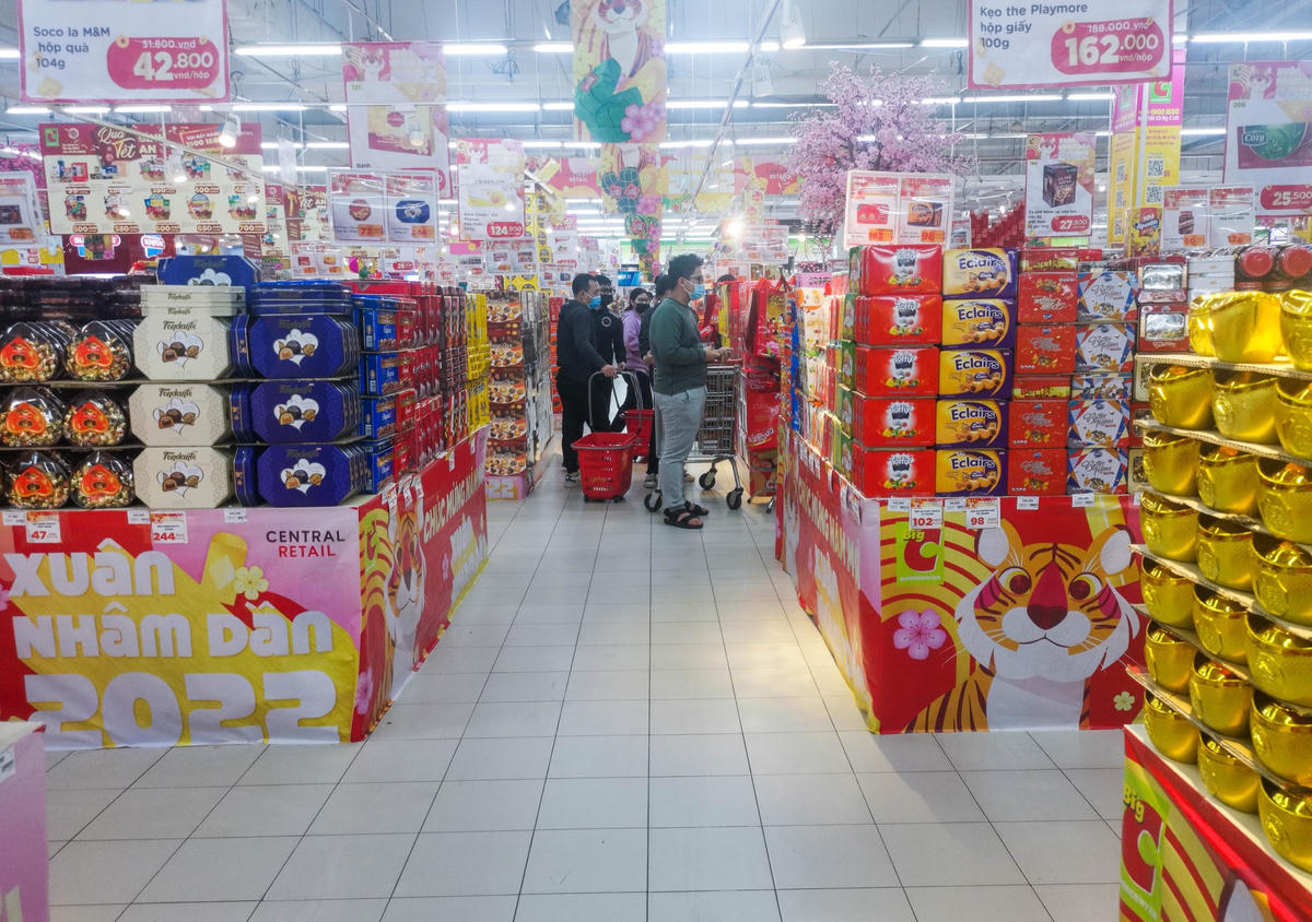 Thị trường hàng hóa, thực phẩm Tết bắt đầu sôi động.    Ảnh: Quang Vinh