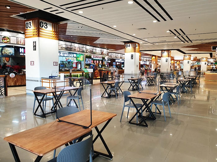 Khu ăn uống tại Trung tâm thương mại Aeon Mall Long Biên được kê đảm bảo giãn cách.