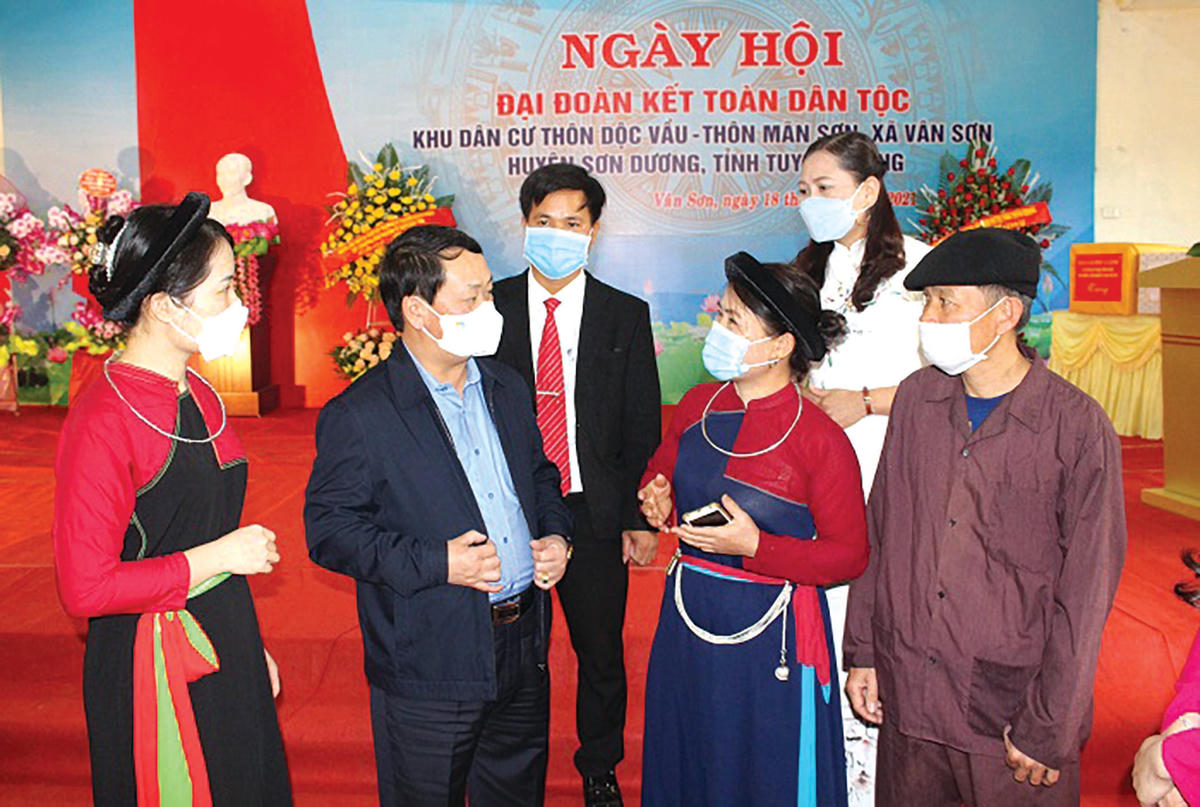 Bộ trưởng, Chủ nhiệm Ủy ban Dân tộc Hầu A Lềnh (ngoài cùng bên trái) trò chuyện với người dân hai thôn tham dự Ngày hội.