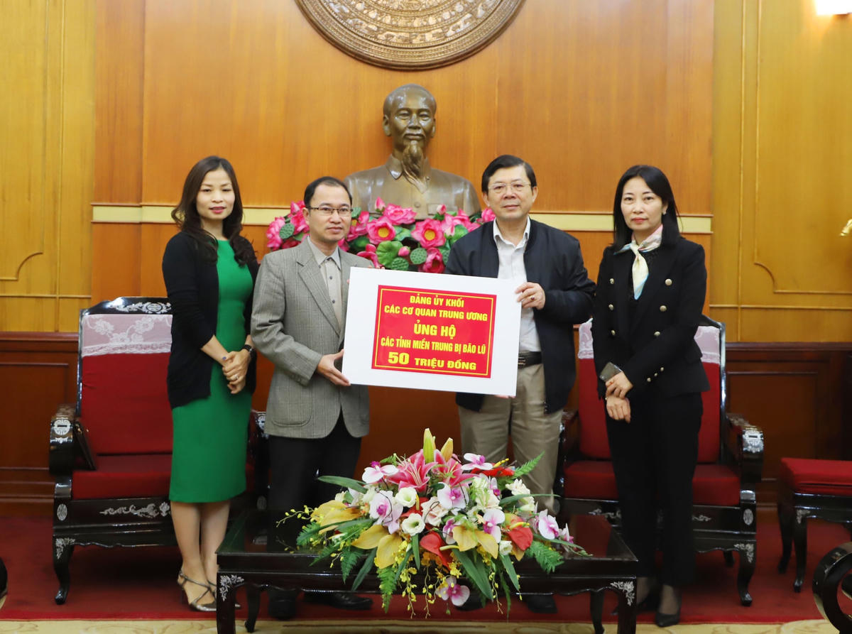 Phó Chủ tịch Nguyễn Hữu Dũng tiếp nhận ủng hộ từ Đảng ủy Khối các cơ quan Trung ương .