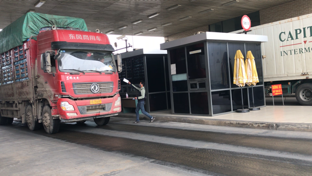 Hàng trăm xe hàng nhập khẩu từ Trung Quốc qua cửa khẩu quốc tế Kim Thành, Lào Cai mỗi ngày.