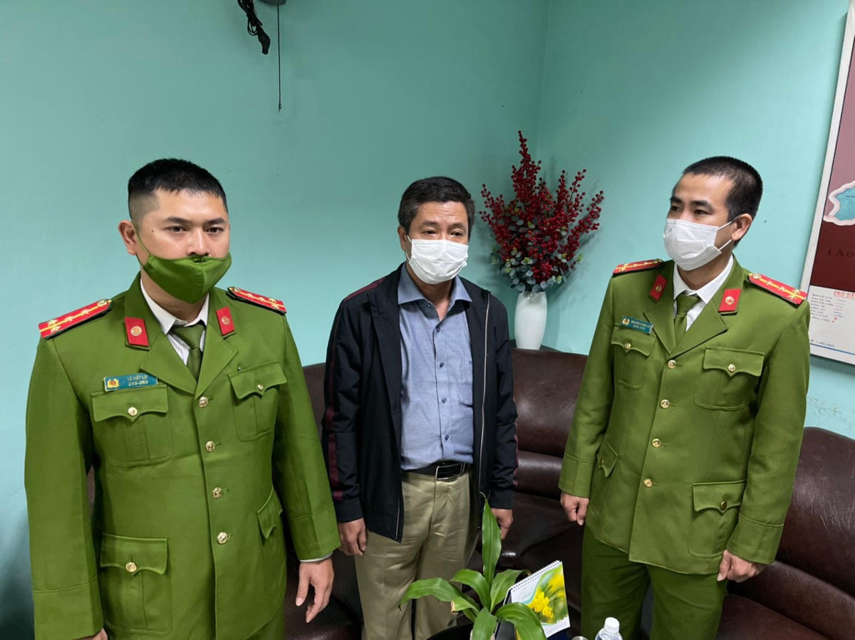 Đối tượng Hoàng Văn Đức (giữa) tại thời điểm bị bắt giữ. Ảnh: Công an cung cấp.
