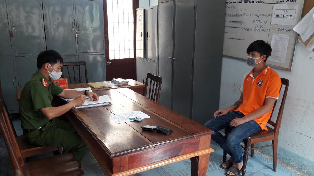 Đối tượng Trần Minh Luân tại cơ quan công an.