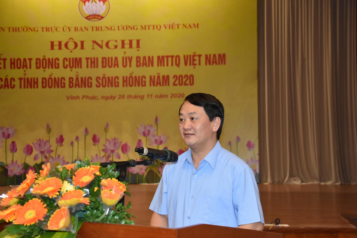 Phó Chủ tịch - Tổng Thư ký Hầu A Lềnh phát biểu tại Hội nghị.