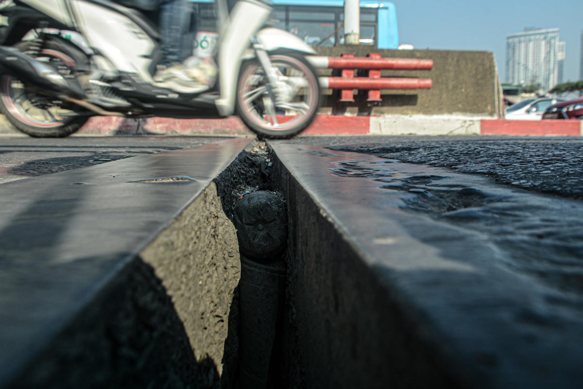 Trên cầu hiện một số khe co giã có bề mặt mấp mô, chỗ cao chỗ thấp; tại vị trí giữa khe co giãn số 7 còn đang nứt với độ rộng 5 - 6cm đã khiến một phần đường tách rời khỏi thành cầu.