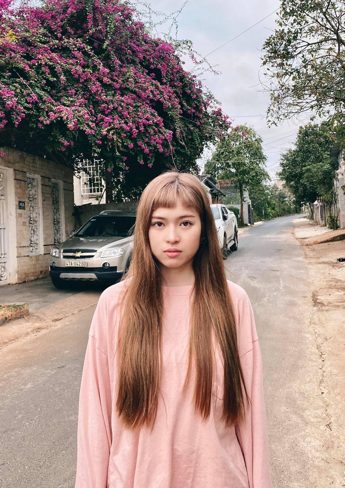 Đỗ Khánh Vân khoe tóc mới theo trend mái moi: “Mẹ tôi cắt mái trứng cút cho tôi, sau đó chụp ảnh lại cho toi xem : “hề không con? Hahahaha ...hề ghê!!! Hahaha...hề xỉu....hahaha”.  