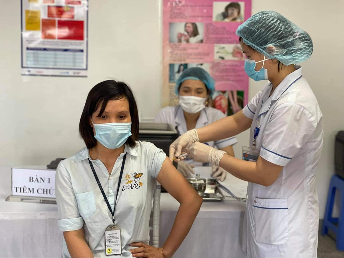 Tiêm vaccine ngừa Covid-19 cho công nhân khu công nghiệp Bắc Ninh.