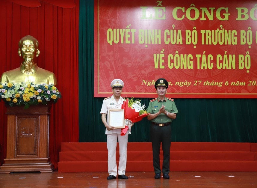 Thứ trưởng Bộ Công an Trần Quốc Tỏ trao quyết định điều động của Bộ trưởng Bộ Công an cho Đại tá Võ Trọng Hải.