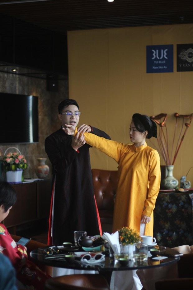 Nguyễn Đức Lộc (trái) không chỉ nghiên cứu mà còn trực tiếp tham gia thiết kế nhiều cổ phục Việt Nam. (Ảnh: Vietnam+).
