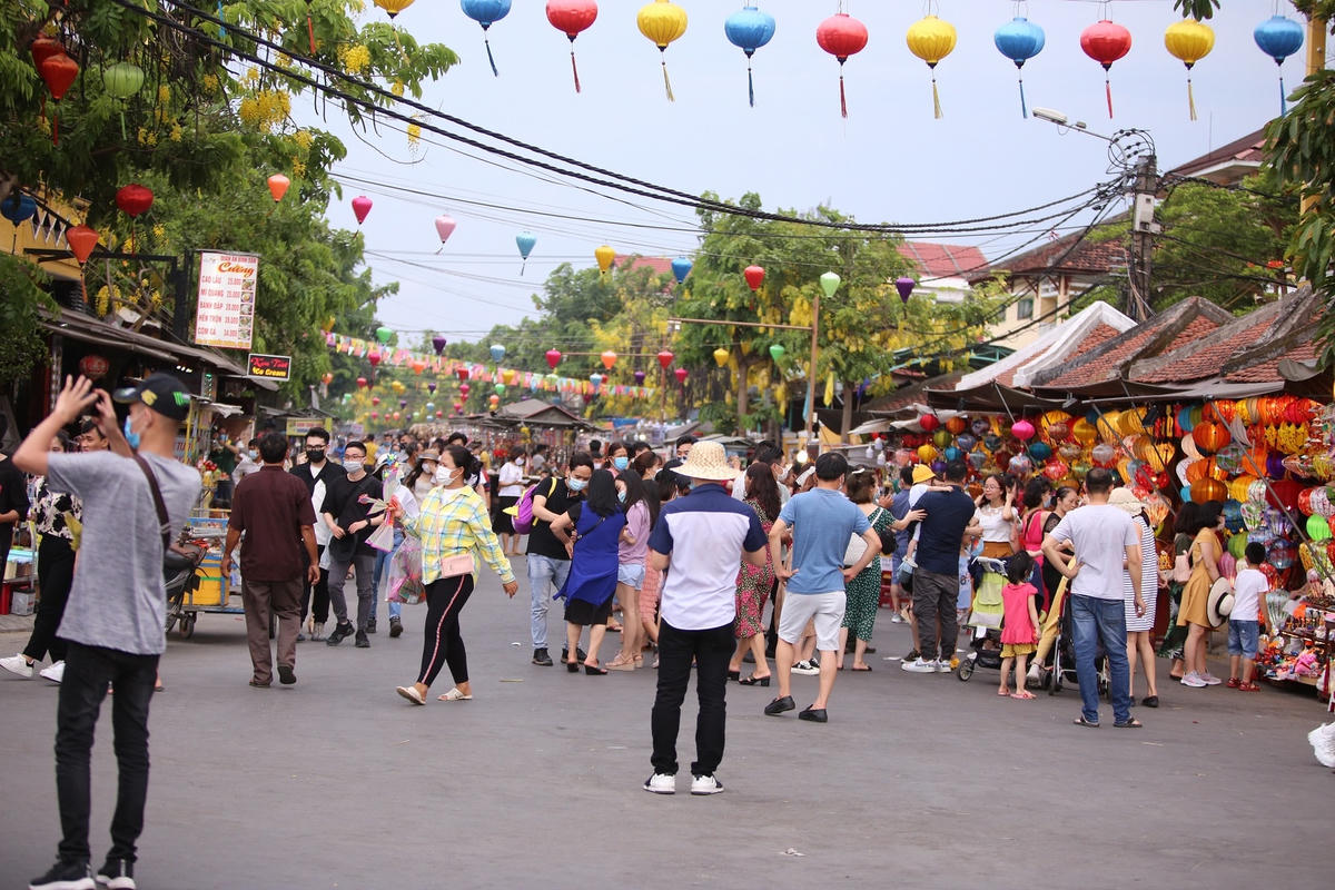 Nhiều du đổ về khu muya bán đồ lưu niệm tại phố An Hội.