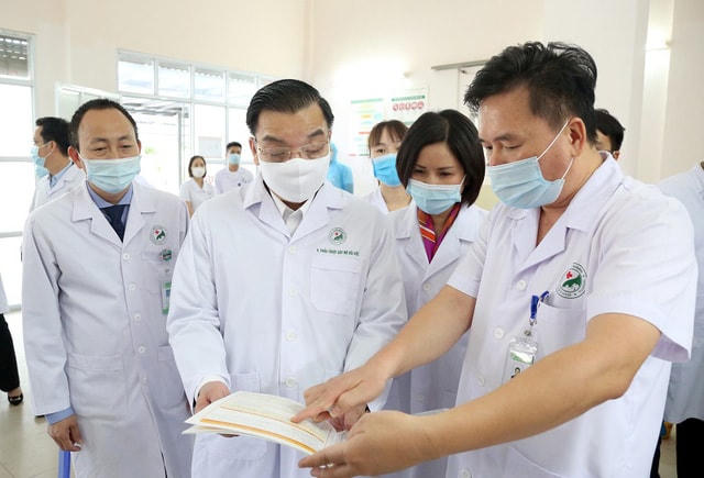 Chủ tịch UBND thành phố Hà Nội Chu Ngọc Anh kiểm tra công tác phòng, chống dịch Covid-19 tại Bệnh viện đa khoa Đức Giang.