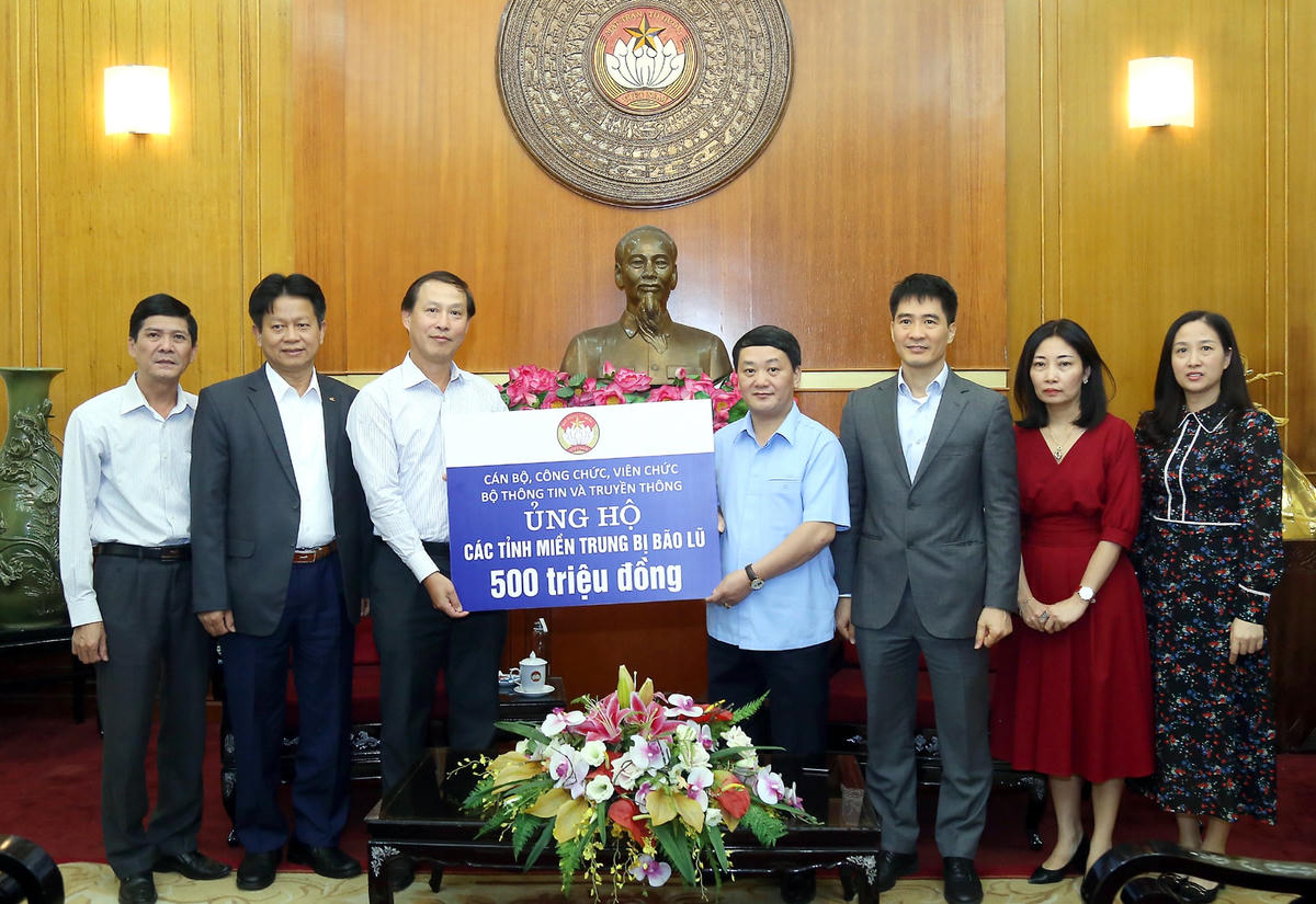 Phó Chủ tịch - Tổng Thư ký Hầu A Lềnh tiếp nhận ủng hộ từ cán bộ, công chức, viên chức, người lao động Bộ TT&TT.