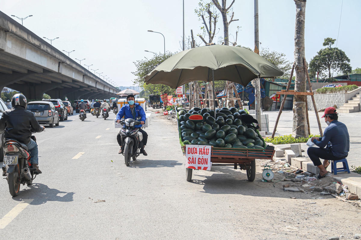 Ông Ngô Thanh Tuấn trú tại Thanh Xuân, Hà Nội chia sẻ: “ Tại nơi đây, nhiều tiểu thương bày bán dưa hấu, mít, sầu riêng, dừa…tràn lan trên vỉa hè, chắn hết lối đi bộ trên đường Nguyễn Xiển. Hầu hết, cứ vài m2 lại có một đoạn vỉa hè, lòng đường bị chiếm dụng, khiến cả đoạn đường nơi đây đang trở nên bừa bộn”.