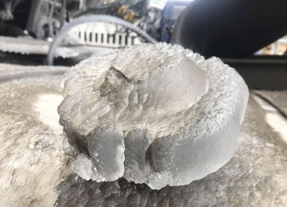 Bình xăng xe tải bị đóng băng. (Ảnh: Nguyễn Oanh/TTXVN).