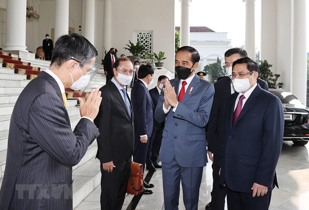 Thủ tướng Phạm Minh Chính và Tổng thống Joko Widodo gặp gỡ thành viên đoàn hai nước. (Ảnh: Dương Giang/TTXVN).