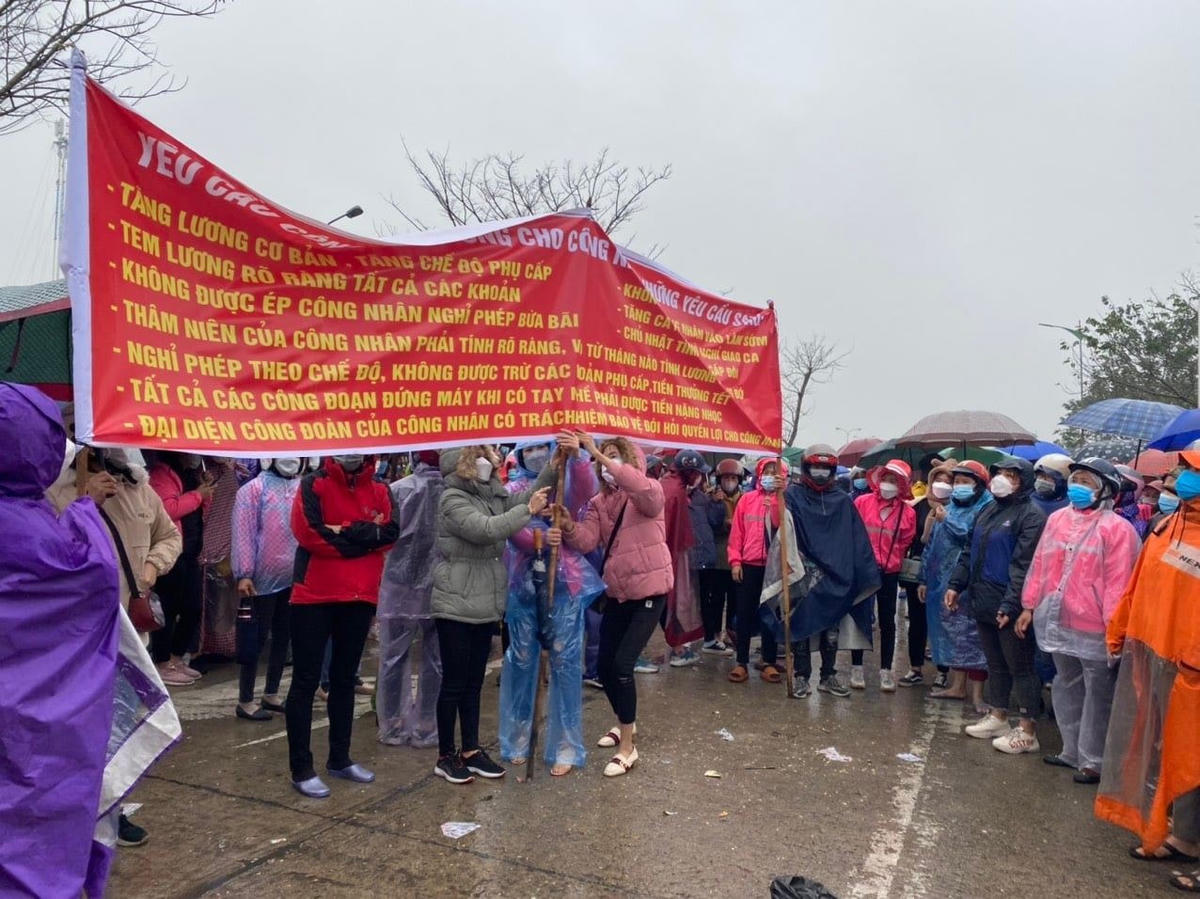 Hàng nghìn công nhân đội mưa, căng băng rôn để đòi những quyền lợi thiết yếu dành cho mình.
