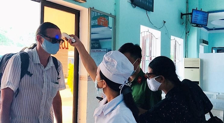Kiểm tra thân nhiệt khách đến tại ga Diêu Trì chiều 30/7.
