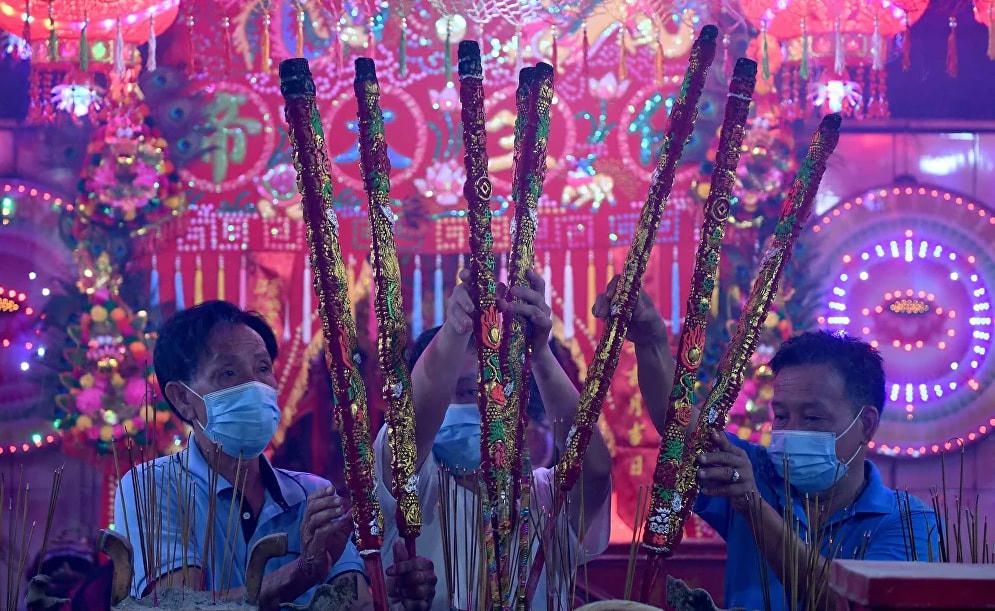 Những người sùng đạo dâng hương tại một ngôi đền để đánh dấu sự bắt đầu của Tết Nguyên đán ở Ta Khmao, tỉnh Kandal, Campuchia.