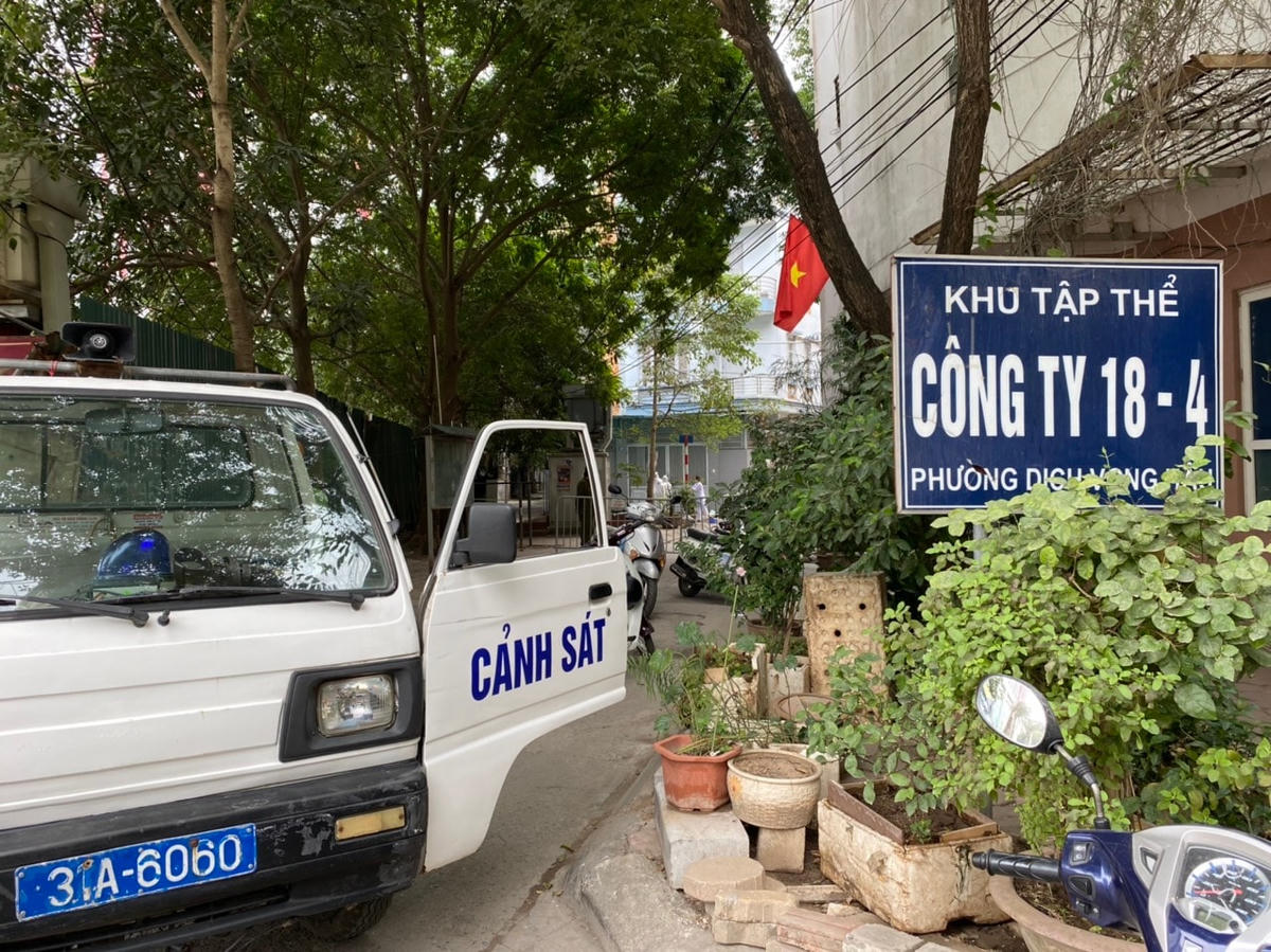 Khu tập thể công ty 18-4 tại ngõ 86 Duy Tân đã bị phong toả sáng ngày 2/2. Ảnh: Lan Anh.