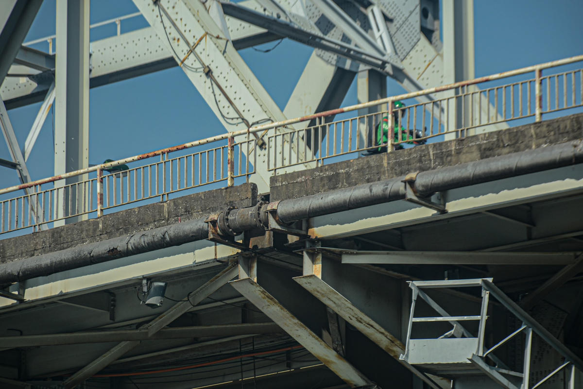 Phần kết cấu thép thuộc phần trên của cầu đã xuất hiện dấu hiệu xuống cấp.