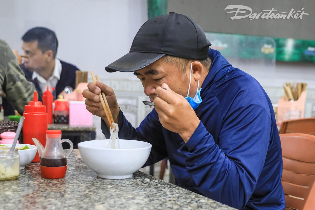 [ẢNH] Quán ăn, cafe đồng loạt mở cửa trở lại sau thời gian dài giãn cách