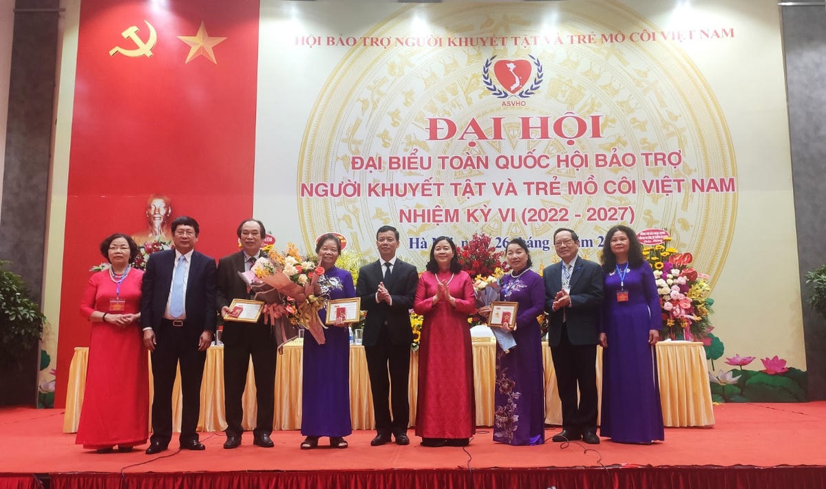 Trưởng Ban Dân vận Trung ương Bùi Thị Minh Hoài tặng hoa Ban Chấp hành Trung ương Hội Bảo trợ người khuyết tật và trẻ mồ côi Việt Nam khóa V.