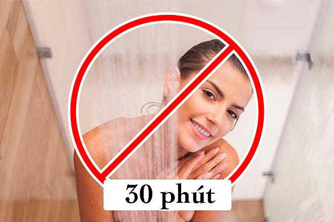 Nên chờ ít nhất 30 phút sau khi ăn mới đi tắm.  