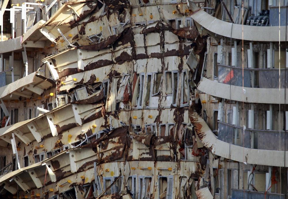 Cận cảnh đổ nát của con tàu du lịch Costa Concordia mắc cạn ngoài khơi đảo Isola del Giglio, Italy. Ảnh: AP.