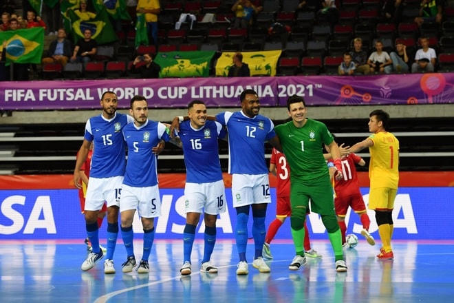 Tuyển Brazil ăn mừng trong một lần ghi bàn.