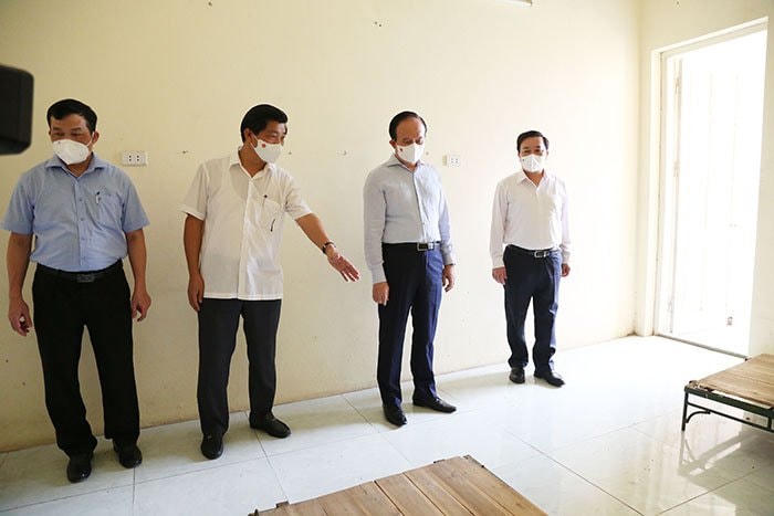 Đoàn kiểm tra, chỉ đạo chuẩn bị phòng cách ly tại Trường Cao đẳng Sư phạm Hà Tây - Hà Nội.
