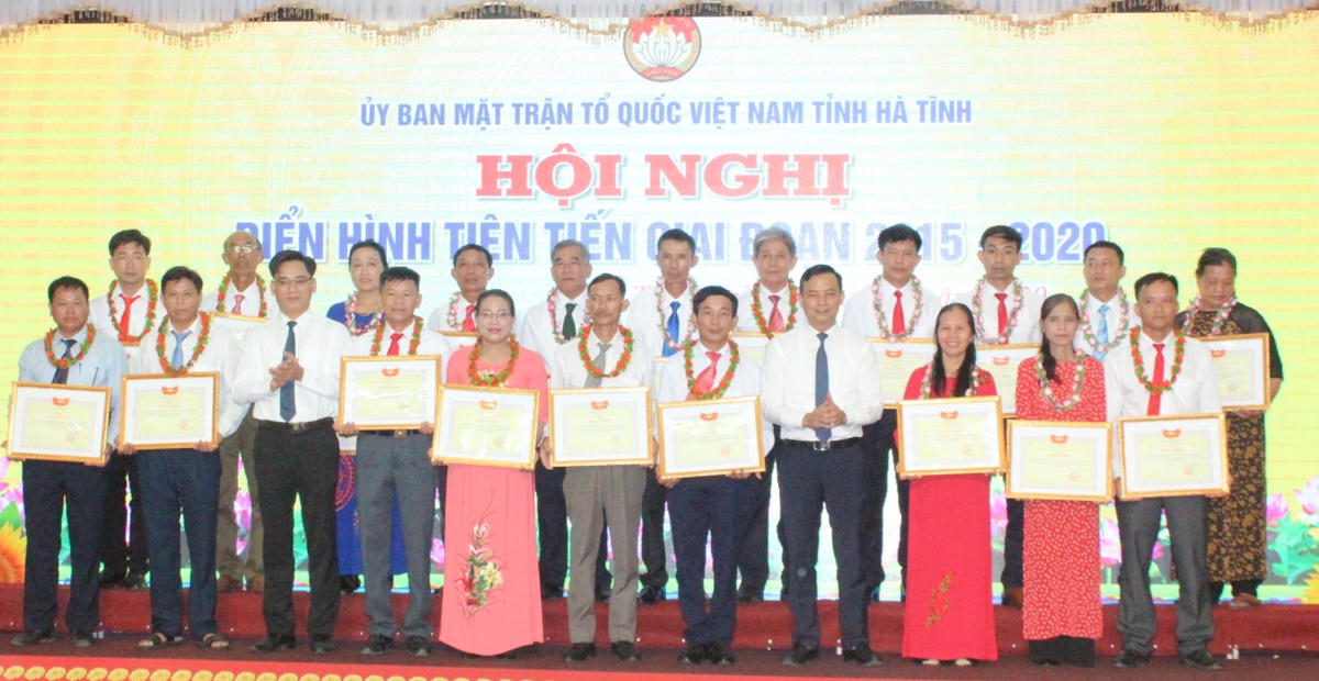 Tôn vinh 20 tập thể tiêu biểu.