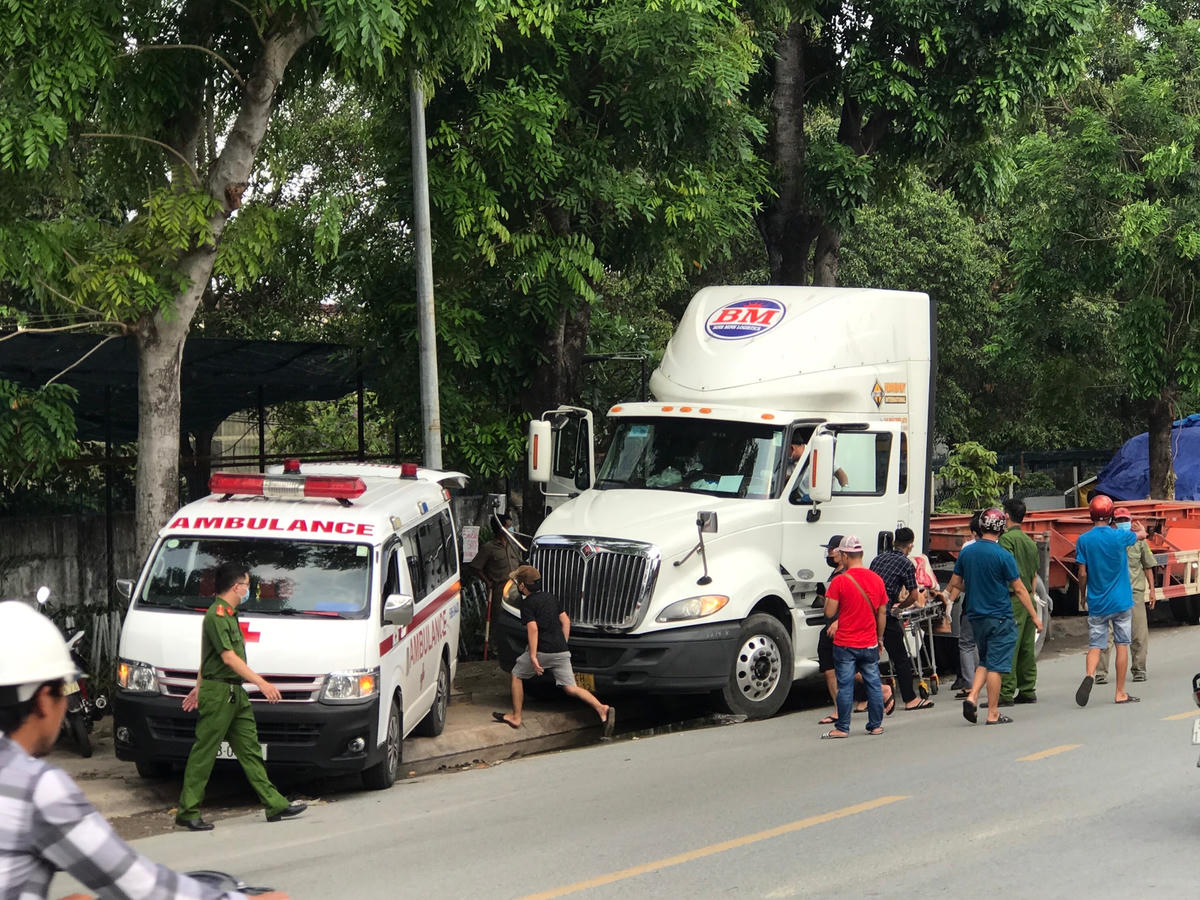Lực lượng chức năng khám nghiệm hiện trường và đưa thi thể nạn nhân đi khám nghiệm tử thi. Ảnh: TL